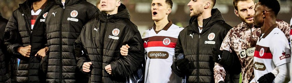 Ricky-Jade Jones, Ben Voll, Arkadiusz Pyrka, James Sands, Lars Ritzka und Abdoulie Ceesay (alle: FC St. Pauli) nach dem Spiel gegen RB Leipzig vor den eigenen Fans. // (c) Stefan Groenveld
