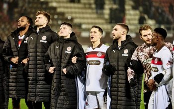 Ricky-Jade Jones, Ben Voll, Arkadiusz Pyrka, James Sands, Lars Ritzka und Abdoulie Ceesay (alle: FC St. Pauli) nach dem Spiel gegen RB Leipzig vor den eigenen Fans. // (c) Stefan Groenveld