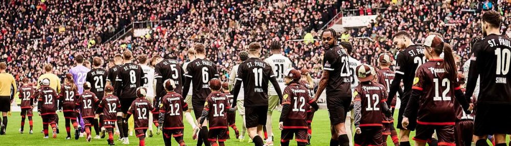 FC St. Pauli und Werder Bremen beim Einlaufen zum Testspiel am Millerntor am 04. Januar 2026, im Hintergrund die volle Gegengerade. // (c) Stefan Groenveld