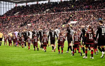 FC St. Pauli und Werder Bremen beim Einlaufen zum Testspiel am Millerntor am 04. Januar 2026, im Hintergrund die volle Gegengerade. // (c) Stefan Groenveld