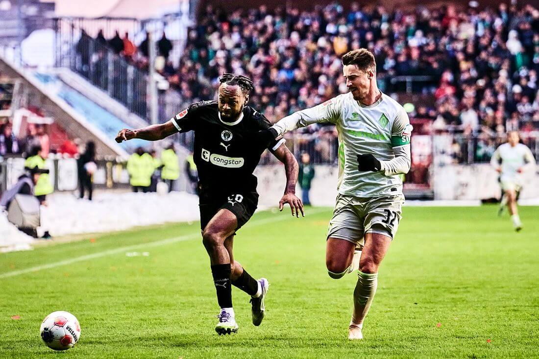 Hamburg, 05.01.2026, Millerntor-Stadion, Testspiel FC St. Pauli - SV Werder Bremen Ricky-Jade Jones (FC St. Pauli) im Laufduell mit Marco Friedl (SV Werder Bremen). Copyright: Stefan Groenveld