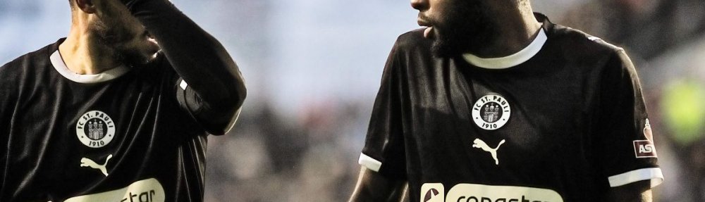 Mathias Pereira Lage und Ricky-Jade Jones (beide FC St. Pauli) diskutieren während des Testspiels gegen Werder Bremen, 05.01.2026 // (c) Stefan Groenveld