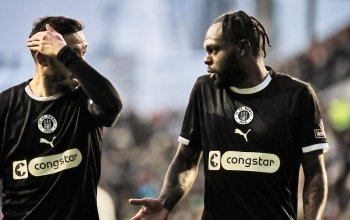 Mathias Pereira Lage und Ricky-Jade Jones (beide FC St. Pauli) diskutieren während des Testspiels gegen Werder Bremen, 05.01.2026 // (c) Stefan Groenveld