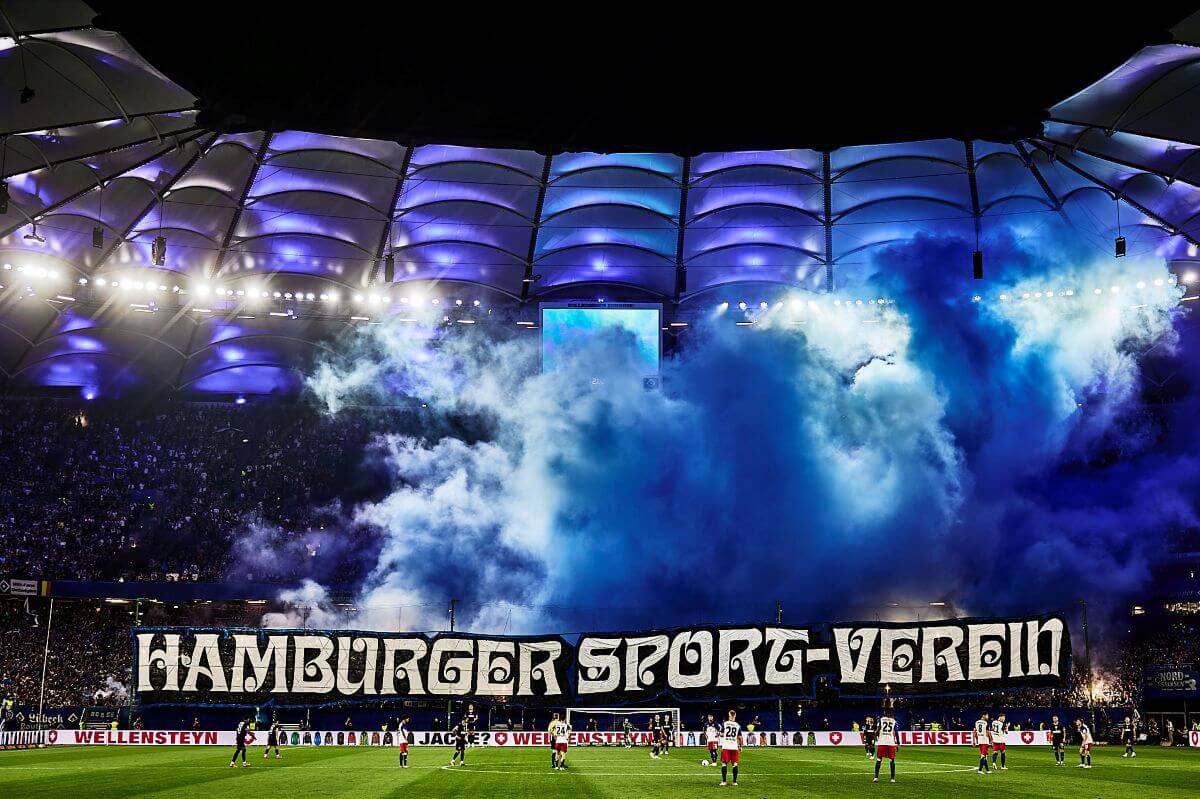 Großes "Hamburger Sport-Verein" abnner mit viel blauem Rauch im Volksparkstadion.