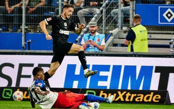 Pereira Lage überspringt eine Grätsche seines Gegenspielers vom HSV.