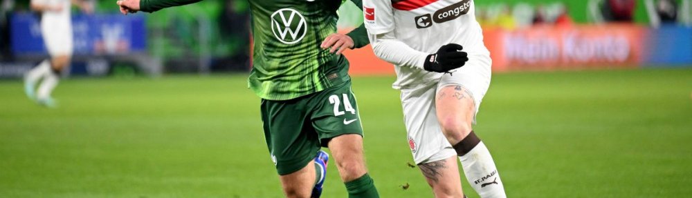 WOLFSBURG, GERMANY - JANUARY 14: Eric Smith of FC St. Pauli is challenged by Christian Eriksen of VfL Wolfsburg during the Bundesliga match between VfL Wolfsburg and FC St. Pauli at Volkswagen Arena on January 14, 2026 in Wolfsburg, Germany. (Photo by Stuart Franklin/Getty Images)