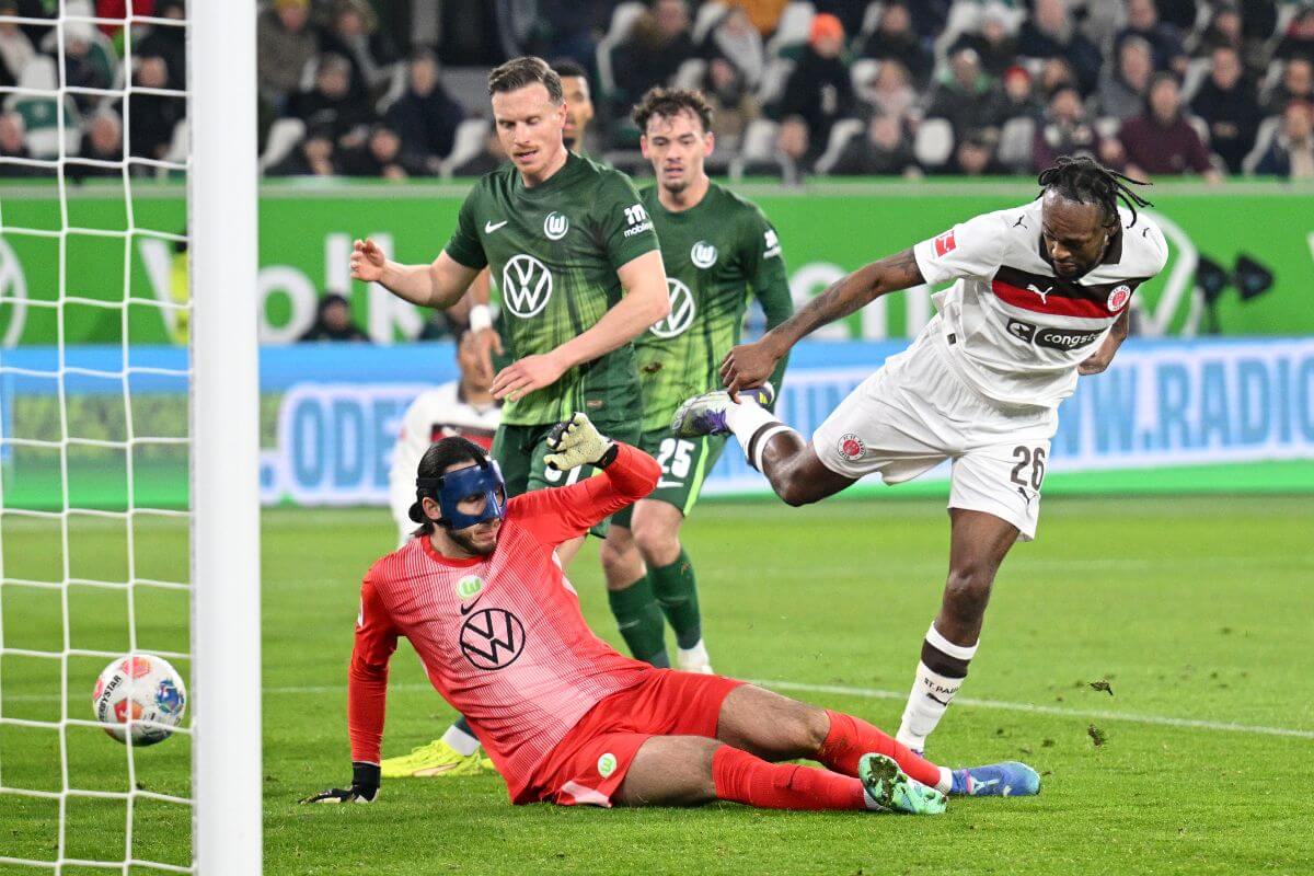 WOLFSBURG, GERMANY - JANUARY 14: Ricky Jade-Jones of FC St. Pauli misses an opportunity from close range during the Bundesliga match between VfL Wolfsburg and FC St. Pauli at Volkswagen Arena on January 14, 2026 in Wolfsburg, Germany. (Photo by Stuart Franklin/Getty Images)