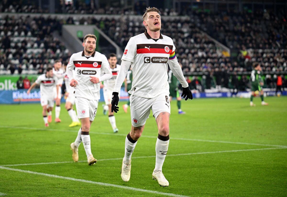 WOLFSBURG, GERMANY - JANUARY 14: Eric Smith of FC St. Pauli celebrates scoring his team's first goal during the Bundesliga match between VfL Wolfsburg and FC St. Pauli at Volkswagen Arena on January 14, 2026 in Wolfsburg, Germany. (Photo by Stuart Franklin/Getty Images)