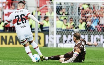 Eric Smith (FC St. Pauli) versucht sich im Zweikampf gegen Deniz Undav (VfB Stuttgart) zu behaupten.