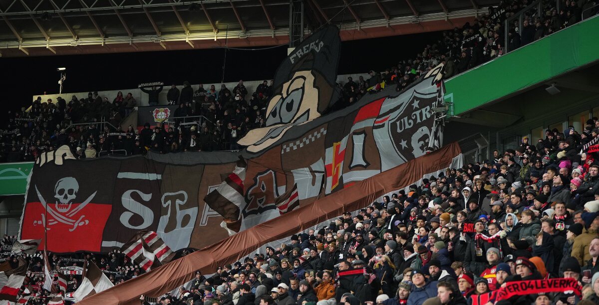 Freaks-Choreo im Gästeblock des FC St. Pauli vor Anpfiff des Viertelfinals bei Bayer 04 Leverkusen, 03.02.2026. // (c) Pau Barrena/Getty Images via OneFootball 