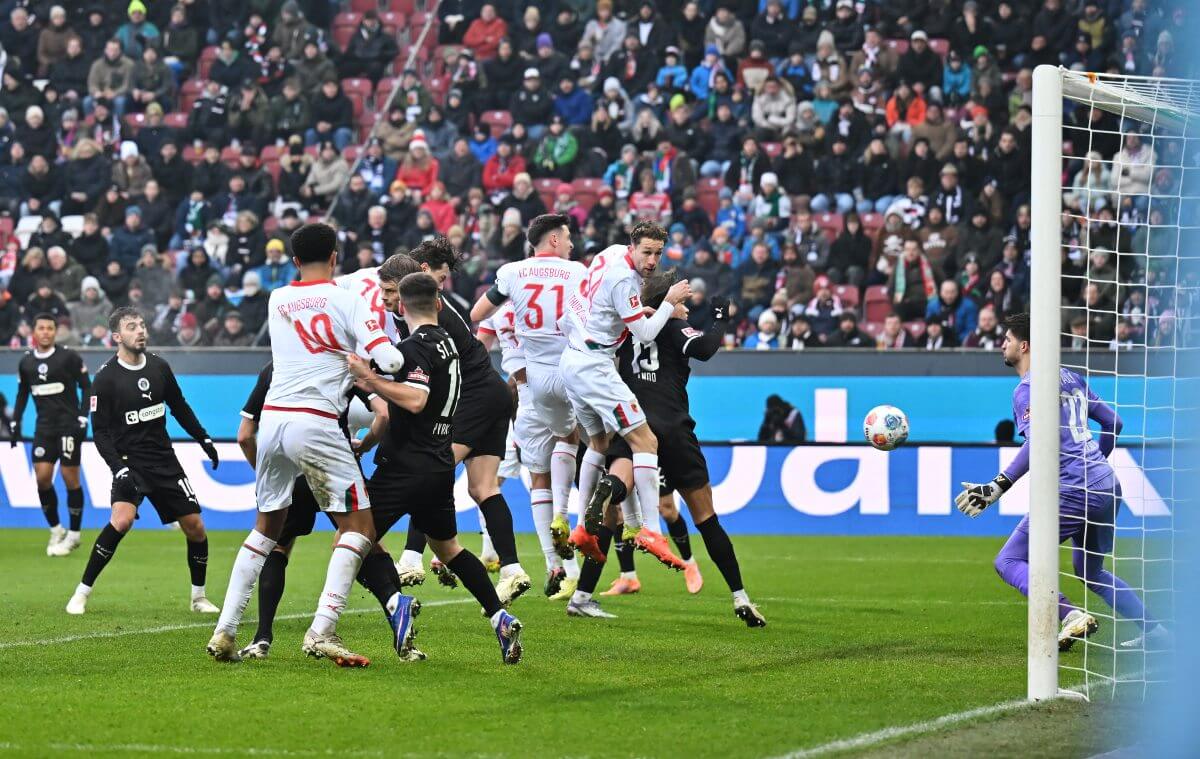 Michael Gregoritsch erzielt per Kopf das 1:1 für den FC Augsburg gegen den FC St. Pauli. // (c) Sebastian Widmann/Getty Images via OneFootball