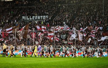Hamburg, Deutschland, 22.02.2026, Millerntor-Stadion, Fussball, Bundesliga, FC St. Pauli - SV Werder Bremen Die Teams des FC St. Pauli und SV Werder Bremen betreten vor der Südkurve des Millerntor-Stadions den Rasen. Copyright: Stefan Groenveld