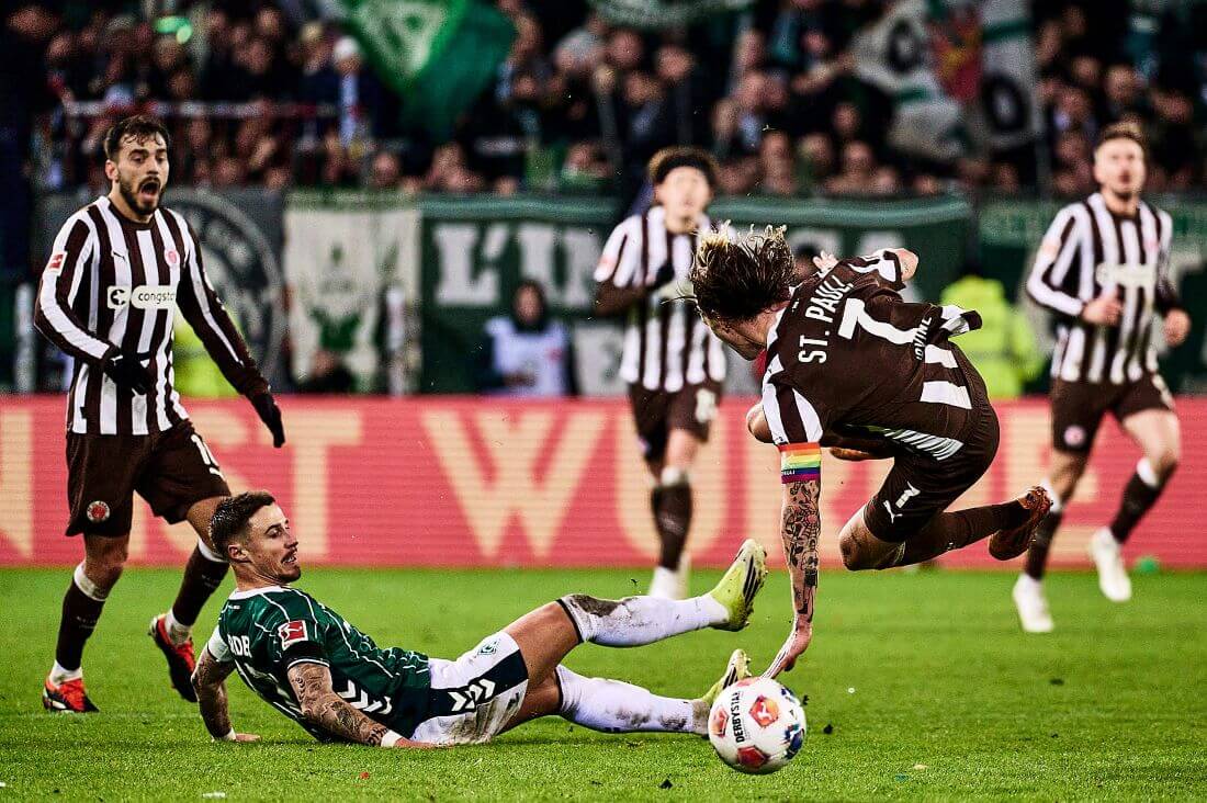 Hamburg, Deutschland, 22.02.2026, Millerntor-Stadion, Fussball, Bundesliga, FC St. Pauli - SV Werder Bremen Jackson Irvine (FC St. Pauli) fliegt nach einem Foul von Marco Friedl (SV Werder Bremen) durch die Luft. Copyright: Stefan Groenveld