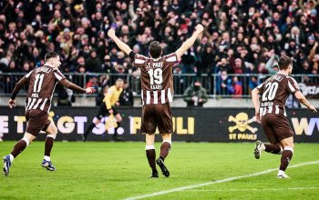 Arkadiusz Pyrka, Martijn Kaars und Mathias Rasmussen bejubeln ein Tor für den FC St. Pauli