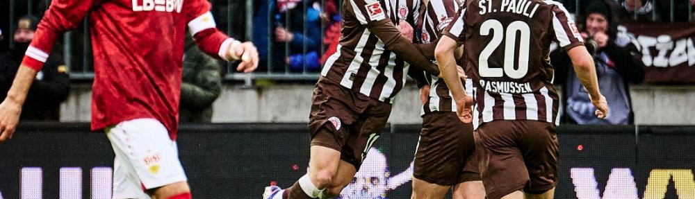 Hamburg, Deutschland, 07.02.2026, Millerntor.Stadion, Bundesliga, FC St. Pauli - VfB Stuttgart Arkadiusz Pyrka, James Sands und Mathias Rasmussen (alle FC St. Pauli) feiern den Treffer zum 2:0 gegen den VfB Stuttgart. Copyright: Stefan Groenveld