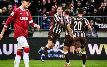 Hamburg, Deutschland, 07.02.2026, Millerntor.Stadion, Bundesliga, FC St. Pauli - VfB Stuttgart Arkadiusz Pyrka, James Sands und Mathias Rasmussen (alle FC St. Pauli) feiern den Treffer zum 2:0 gegen den VfB Stuttgart. Copyright: Stefan Groenveld