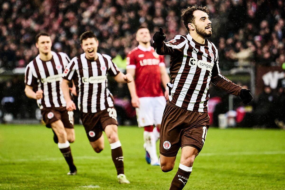 Hamburg, Deutschland, 07.02.2026, Millerntor.Stadion, Bundesliga, FC St. Pauli - VfB Stuttgart Danel Sinani (FC St. Pauli) feiert seinen Treffer zum 2:0 gegen den VfB Stuttgart. Copyright: Stefan Groenveld