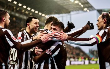 Hamburg, Deutschland, 07.02.2026, Millerntor-Stadion, Bundesliga, FC St. Pauli - VfB Stuttgart Die Spieler des FC St. Pauli feiern den Treffer zum 2:0 gegen den VfB Stuttgart. Copyright: Stefan Groenveld