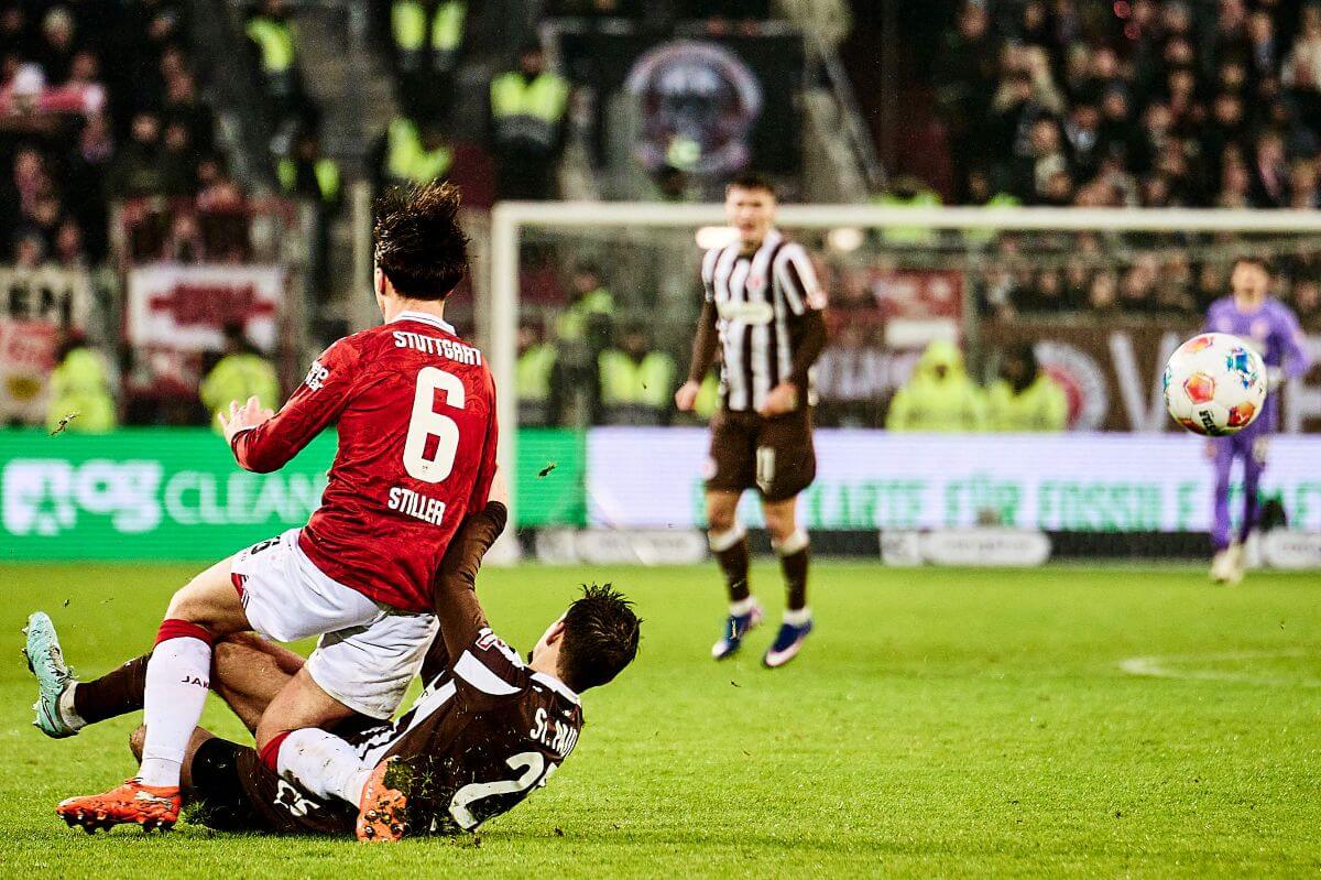Hamburg, Deutschland, 07.02.2026, Millerntor.Stadion, Bundesliga, FC St. Pauli - VfB Stuttgart Adam Dźwigała (FC St. Pauli) grätscht erfolgreich gegen Angelo Stiller (VfB Stuttgart). Copyright: Stefan Groenveld