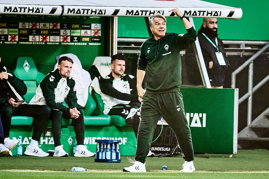 Bremen, Deutschland, 04.10.2025, Weserstadion, SV Werder Bremen - FC St. Pauli Hrost Steffen (Trainer SV Werder Bremen) gibt Anweisungen im Spiel gegen den FC St. Pauli. Copyright: Stefan Groenveld