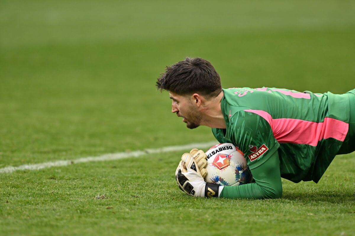 SINSHEIM, GERMANY - FEBRUARY 28: Nikola Vasilj of FC St.Pauli holds the ball in his arms during the Bundesliga match between TSG Hoffenheim and FC St. Pauli at PreZero-Arena on February 28, 2026 in Sinsheim, Germany. (Photo by Sebastian Widmann/Getty Images)