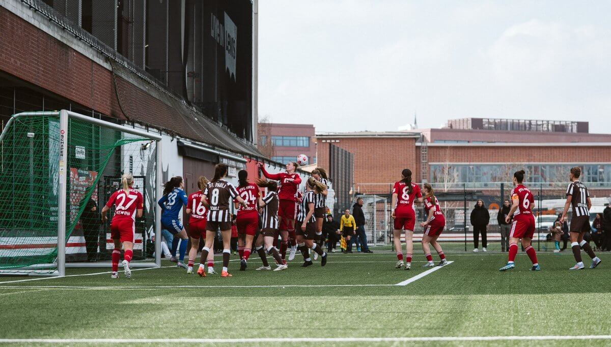 Ecke von links, Annie steigt am langen Pfosten hoch - JAAAA! // (c) @eddy.photogr