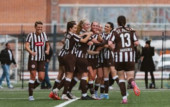 Torjubel nach dem 1:1 des FC St. Pauli durch Annie Kingman gegen SpVg Aurich. // (c) @eddy.photogr