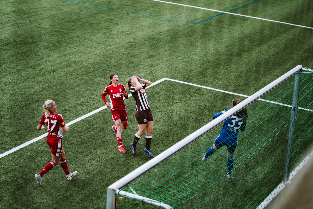 Verena schlägt die Hände vors Gesicht. // (c) @eddy.photogr