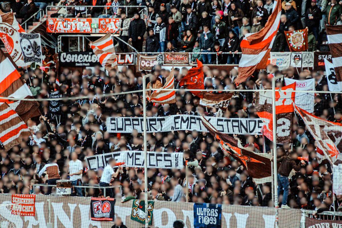 Tapete in der Südkurve am Millerntor: "Support Empty Stand - cure ME/CFS" // (c) Ultrà Sankt Pauli