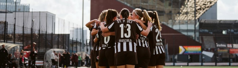 Jubelnder Teamkreis des FCSP nach einem Tor gegen den ETV, FeldArena, 15.03.2026 // (c) @eddy.photogr