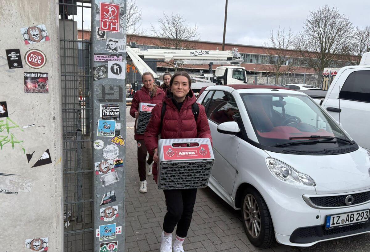 Linnea, Annie und Jette beim Aufbau des Kiosks vor dem Spiel. (FC St. Pauli 1. Frauen)