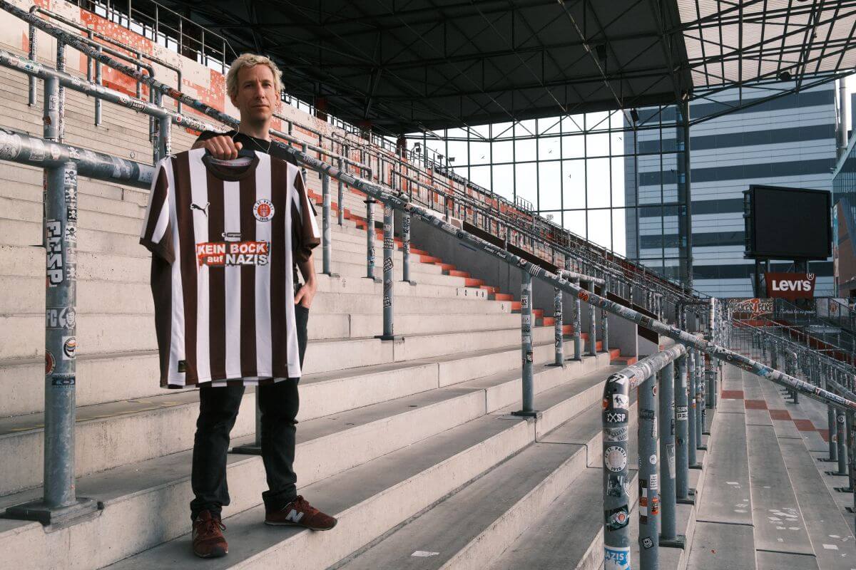 FC St. Pauli Sondertrikot "Kein Bock auf Nazis", präsentiert von Joshi, Vereinsvorsitzender von "Kein Bock auf Nazis", auf den Stufen der Gegengerade am Millerntor. // (c) FC St. Pauli