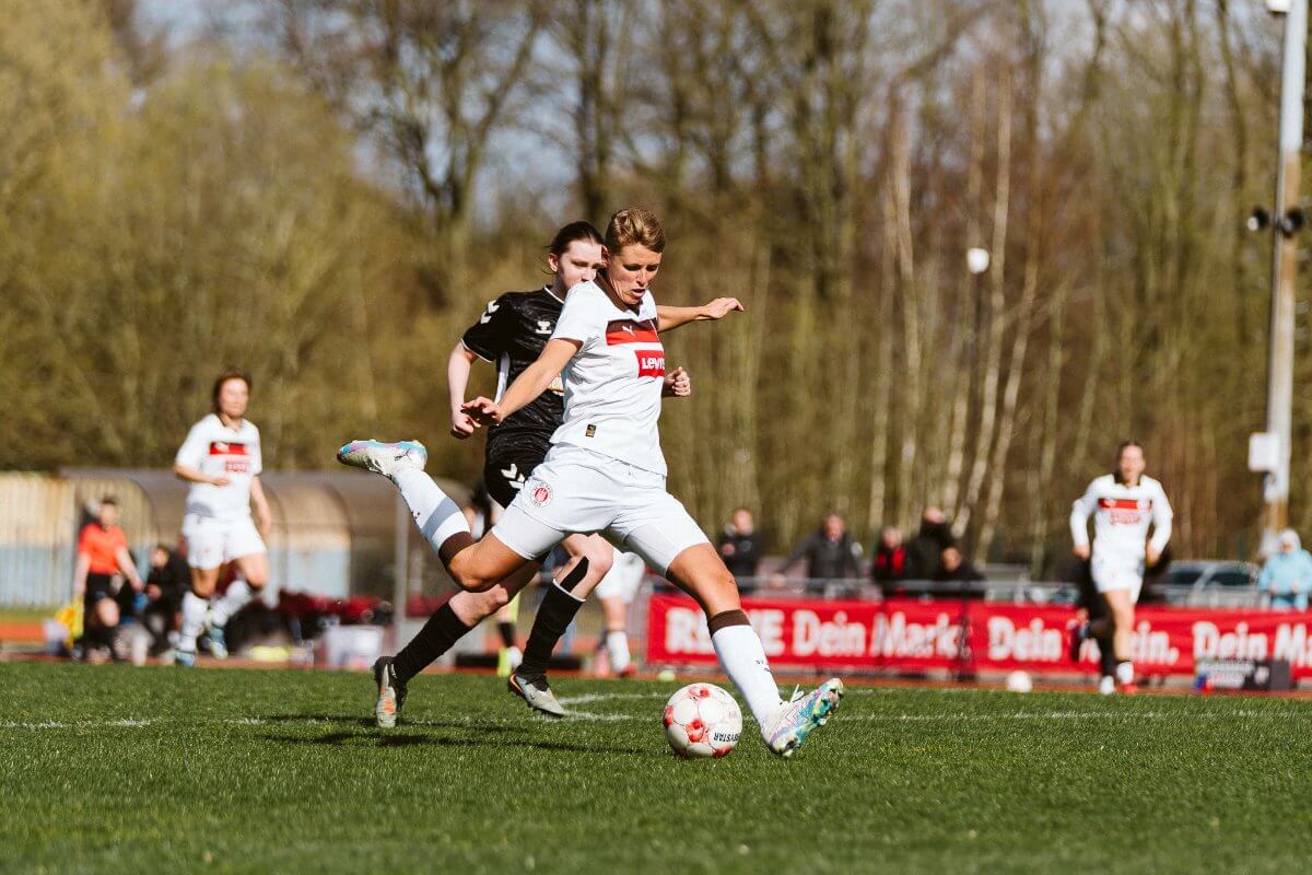 Perfekte Schusshaltung bei Ann Sophie Greifenberg - leider ohne Tor. // SV Henstedt-Ulzburg - FC St. Pauli 1. Frauen, 29.03.2026 // (c) @eddy.photogr