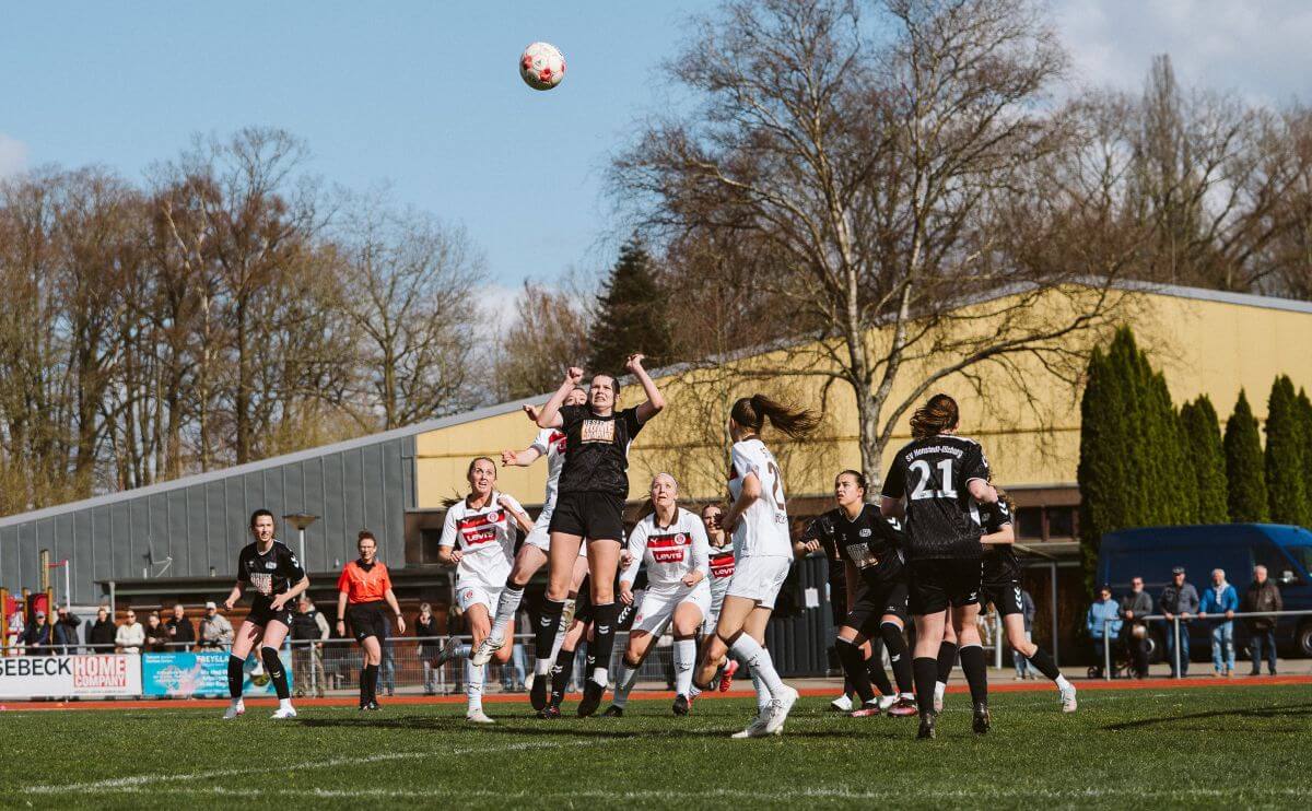 Indra Hahn steigt bei einer Ecke zum Kopfball hoch.
SV Henstedt-Ulzburg - FC St. Pauli 1. Frauen, 29.03.2026 // (c) @eddy.photogr