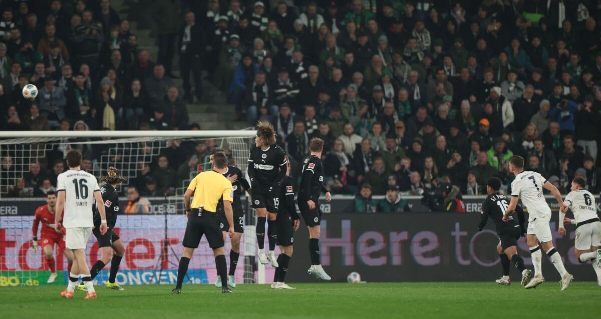 MOENCHENGLADBACH, GERMANY - MARCH 13: Kevin Stöger of Monchengladbach scores from a free kickduring the Bundesliga match between Borussia Mönchengladbach and FC St. Pauli at Borussia-Park on March 13, 2026 in Moenchengladbach, Germany. (Photo by Dean Mouhtaropoulos/Getty Images)