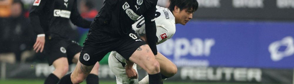 MOENCHENGLADBACH, GERMANY - MARCH 13: Shuto Machino of Monchengladbach is challenged by by Eric Anders Smith of FC St.Pauli during the Bundesliga match between Borussia Mönchengladbach and FC St. Pauli at Borussia-Park on March 13, 2026 in Moenchengladbach, Germany. (Photo by Dean Mouhtaropoulos/Getty Images)