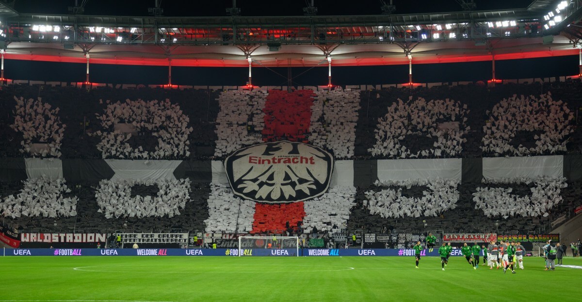Choreo mit dem Gründungsjahr der Frankfurter Eintracht (1899) im Januar 2023 beim Heimspiel gegen Ferencvaros Budapest. // (c) Christian Kaspar-Bartke/Getty Images via OneFootball
