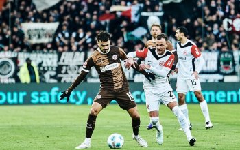 Danel Sinani (FC St. Pauli) behauptet sich im Zweikampf gegen Mario Götze (Eintracht Frankfurt).