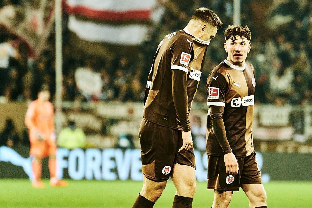 Hauke Wahl und Philipp Treu im Dezember 2024 beim Spiel gegen Werder Bremen. // (c) Stefan Groenveld