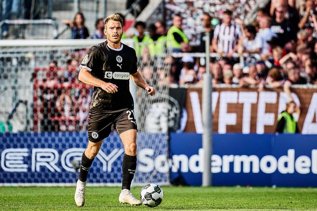 Hamburg, Deutschland, 16.08.2025, Millerntor-Stadion, FC Eintracht Norderstedt - FC St. Pauli Lars Ritzka führt den Ball im Spiel gegen Eintracht Norderstedt. Copyright: Stefan Groenveld
