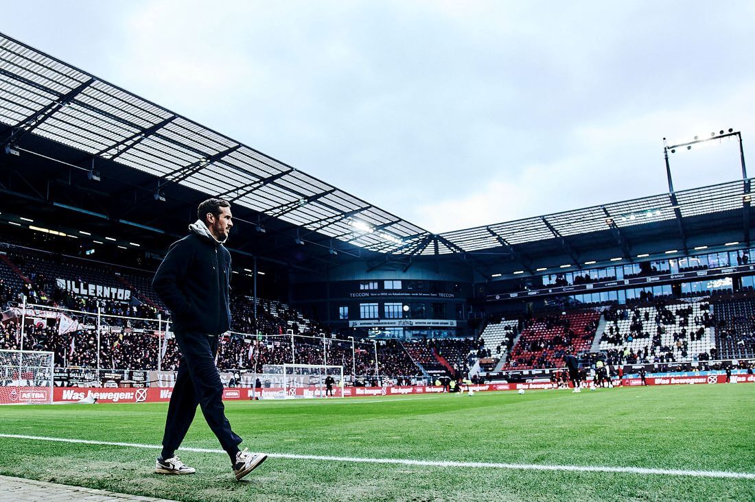 Hamburg, Deutschland, 15.02.2025, Millerntor-Stadion, Fussball, Bundesliga, FC St. Pauli - SC Freiburg Julian Schuster, Trainer des SC Freiburg, vor der Partie gegen den FC St. Pauli. Copyright: Stefan Groenveld
