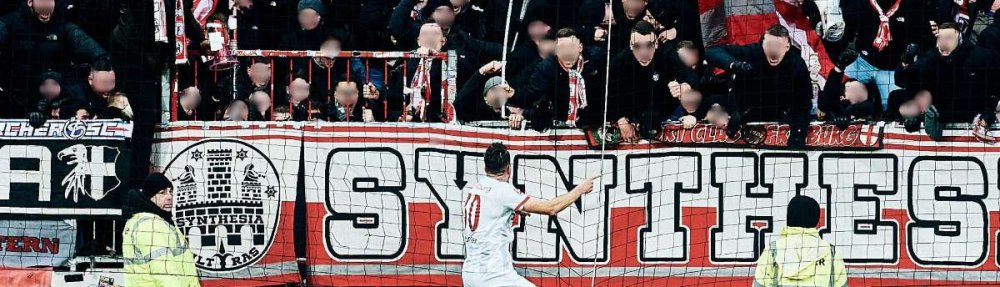 Freiburger Jubel am Millerntor, am Zaun das Banner von Synthesia. // (c) Stefan Groenveld