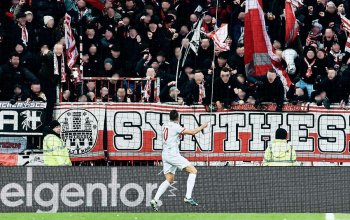 Freiburger Jubel am Millerntor, am Zaun das Banner von Synthesia. // (c) Stefan Groenveld