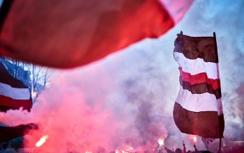 Busempfang des Teams durch die Fans des FC St. Pauli vor dem Spiel gegen den SC Freiburg. Pyrotechnik und braun-weiß-rote Fahnen. // (c) Stefan Groenveld