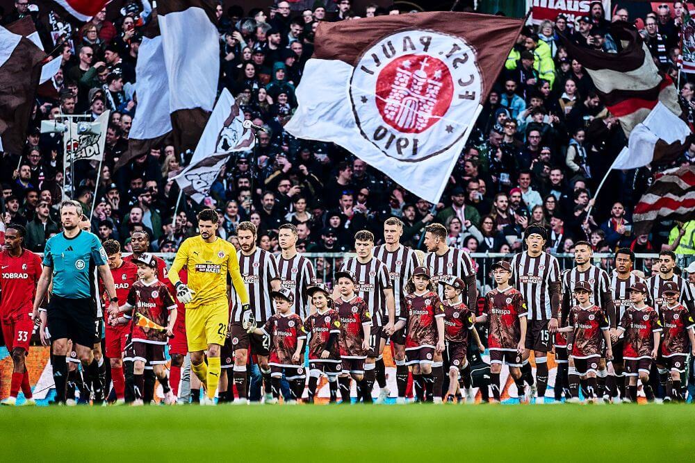 Hamburg, Deutschland, 22.03.2026, Fussball, Bundesliga, Millerntor-Stadion, FC St. Pauli - SC Freiburg Die Spieler des FC St. Pauli und SC Freiburg betreten vor Anpfiff den Rasen des Millerntor-Stadions. Copyright: Stefan Groenveld