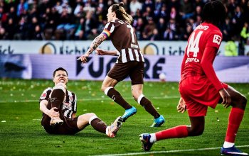 Hamburg, Deutschland, 22.03.2026, Fussball, Bundesliga, Millerntor-Stadion, FC St. Pauli - SC Freiburg Matthias Rasmussen hält sich nach einem Zweikampf das rechte Schienbein, Jackson Irvine ist auf dem Weg zum Schiedsrichter. Copyright: Stefan Groenveld