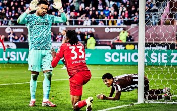 Hamburg, Deutschland, 22.03.2026, Fussball, Bundesliga, Millerntor-Stadion, FC St. Pauli - SC Freiburg Die Freiburger Spieler Atubolu und Makengo feiern eine erfolgreiche Defensivaktion, Joel Fujita (FC St. Pauli) ist enttäuscht. Copyright: Stefan Groenveld