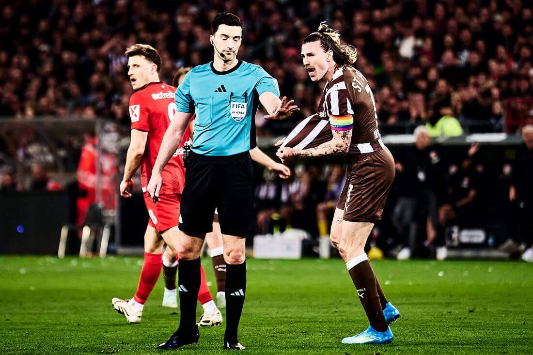 Hamburg, Deutschland, 22.03.2026, Fussball, Bundesliga, Millerntor-Stadion, FC St. Pauli - SC Freiburg Jackson Irvine (FC St. Pauli) regt sich über eine Entscheidung von Schiedsrichter Florian Badstübner auf. Copyright: Stefan Groenveld