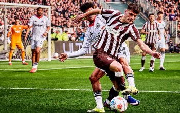 Arkadiusz Pyrka (FC St. Pauli) im Zweikampf mit Nathaniel Brown (Eintracht Frankfurt).