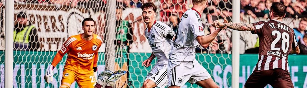 Tomoya Andō (am Boden) hat den Ball soeben mit dem Kopf nach hinten abgelegt, Mathias Pereira Lage (beide FC St. Pauli) wird ihn im Spiel gegen Eintracht Frankfurt gleich an den Pfosten schießen. // 08.03.2026, (c) Stefan Groenveld